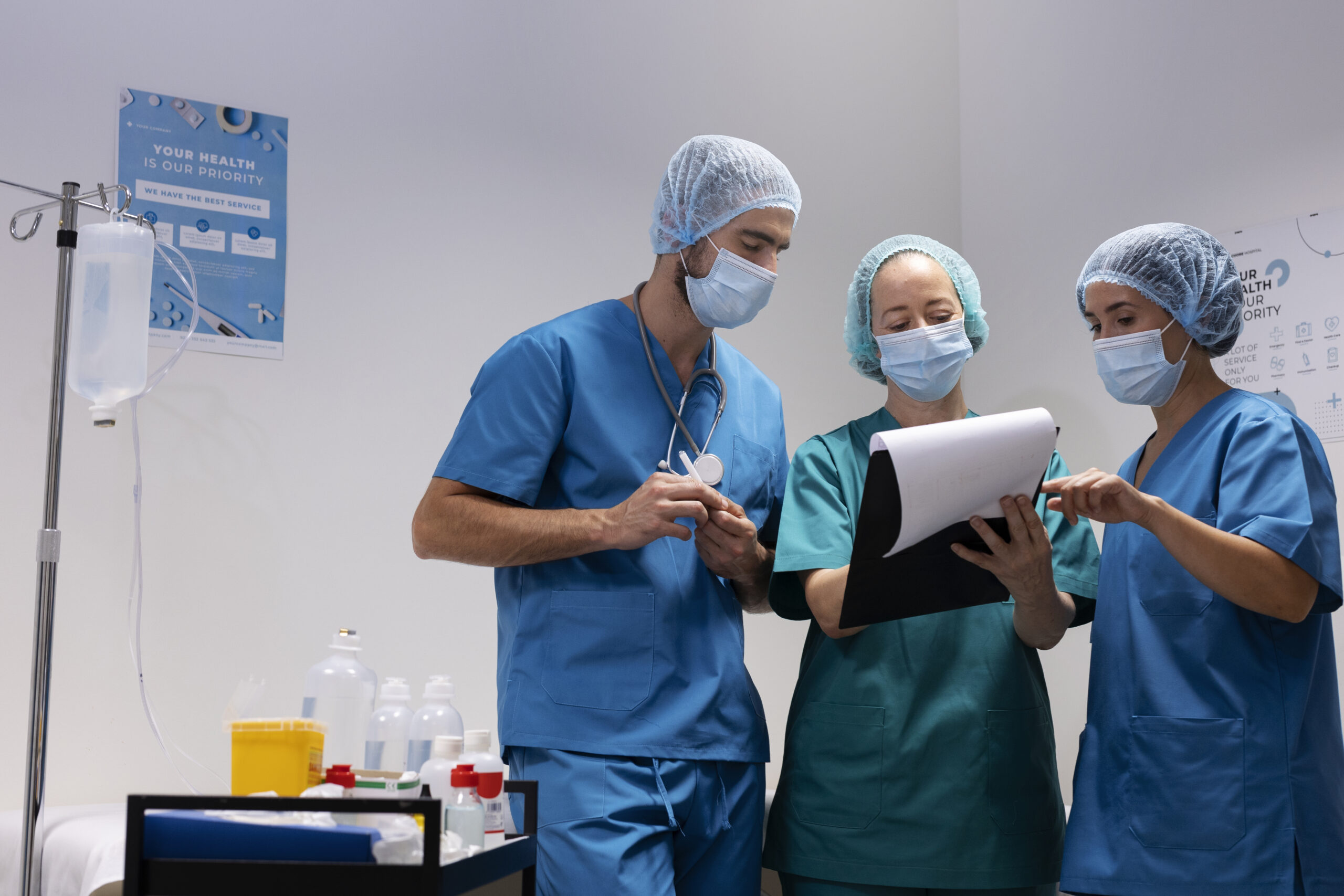medium-shot-nurses-wearing-masks